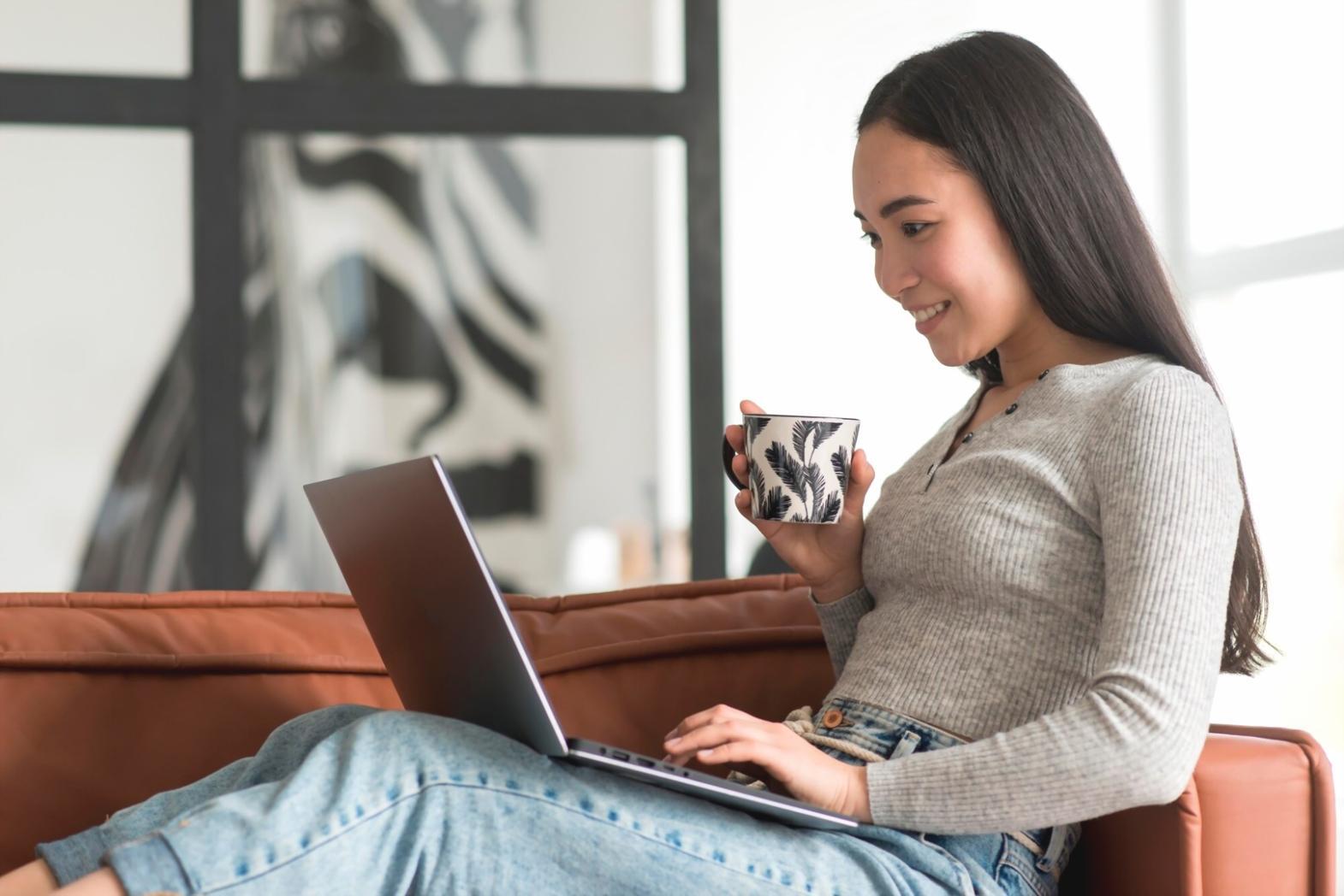 Emprendedor revisando presupuestos en su escritorio